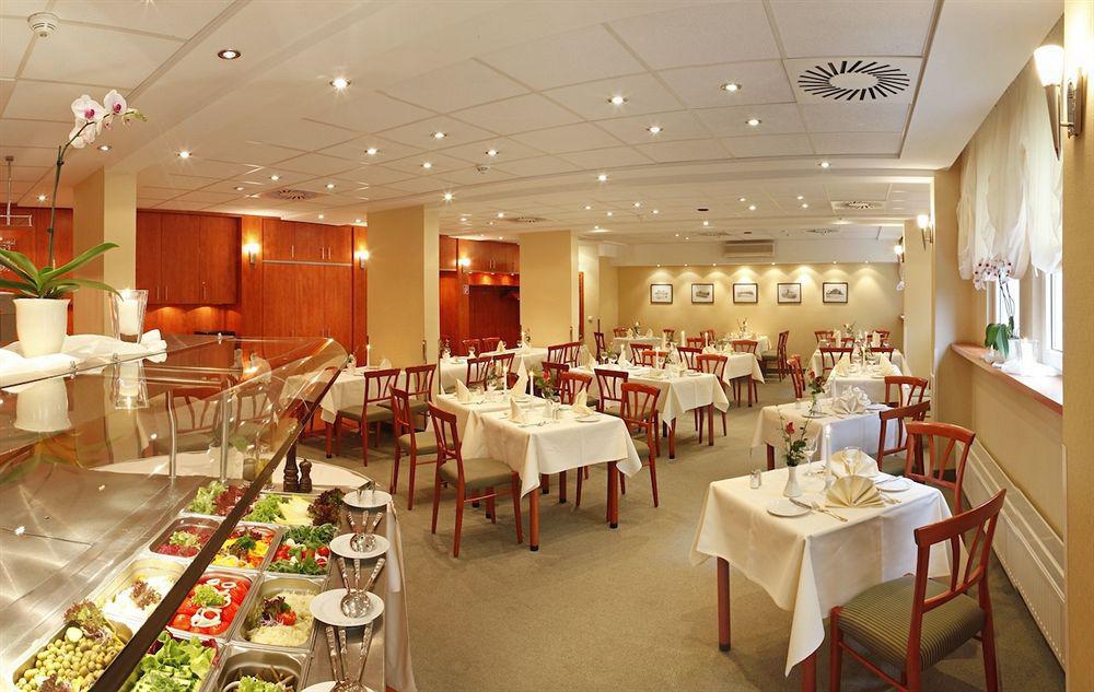 Achat Hotel Dresden Elbufer Restoran fotoğraf